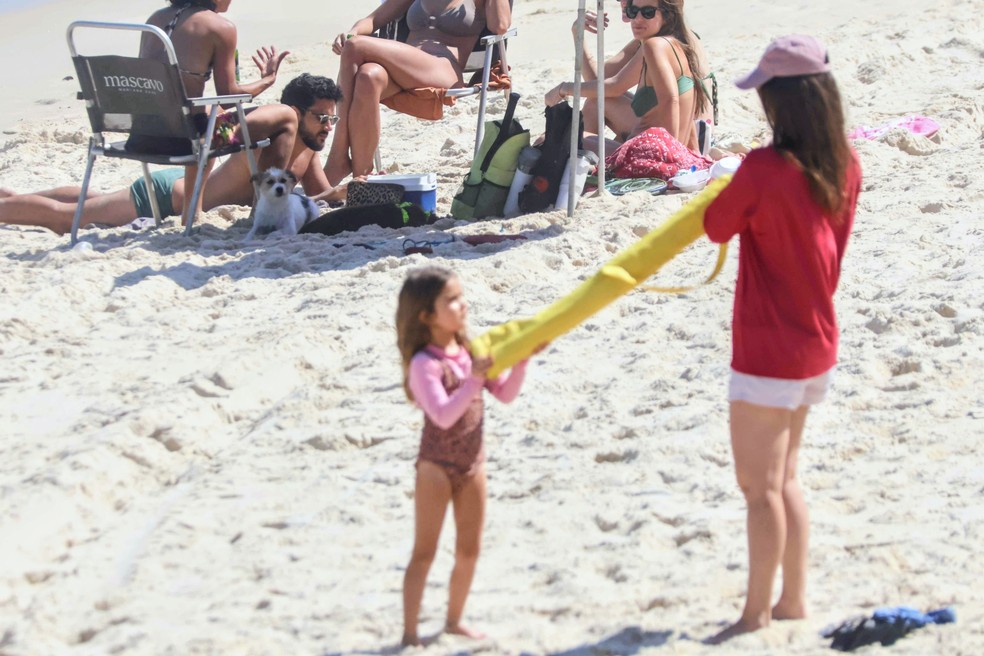Nathalia Dill e a filha, Eva, de 5 anos, em praia carioca — Foto: Daniel Delmiro/AgNews