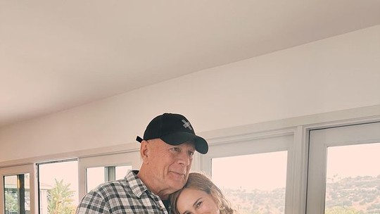 Filha de Bruce Willis mostra ator com primeira neta em raríssima foto após diagnóstico de demência