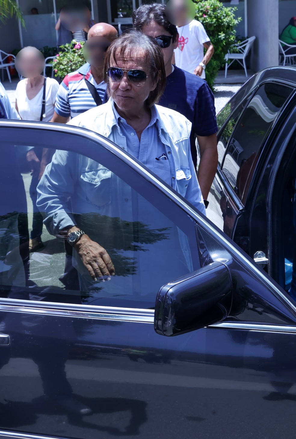 Roberto Carlos participa do velório de Norma Braga, sua última irmã viva — Foto: Anderson Bordê / AgNews