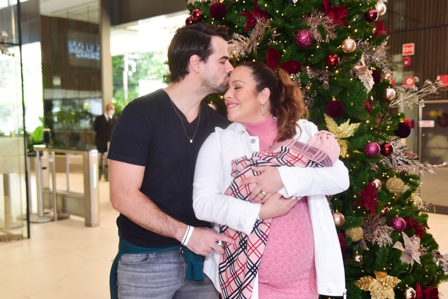 Renata Dominguez e o marido, Leandro Gleria, deixam a maternidade com a filha recém-nascida, Giulia