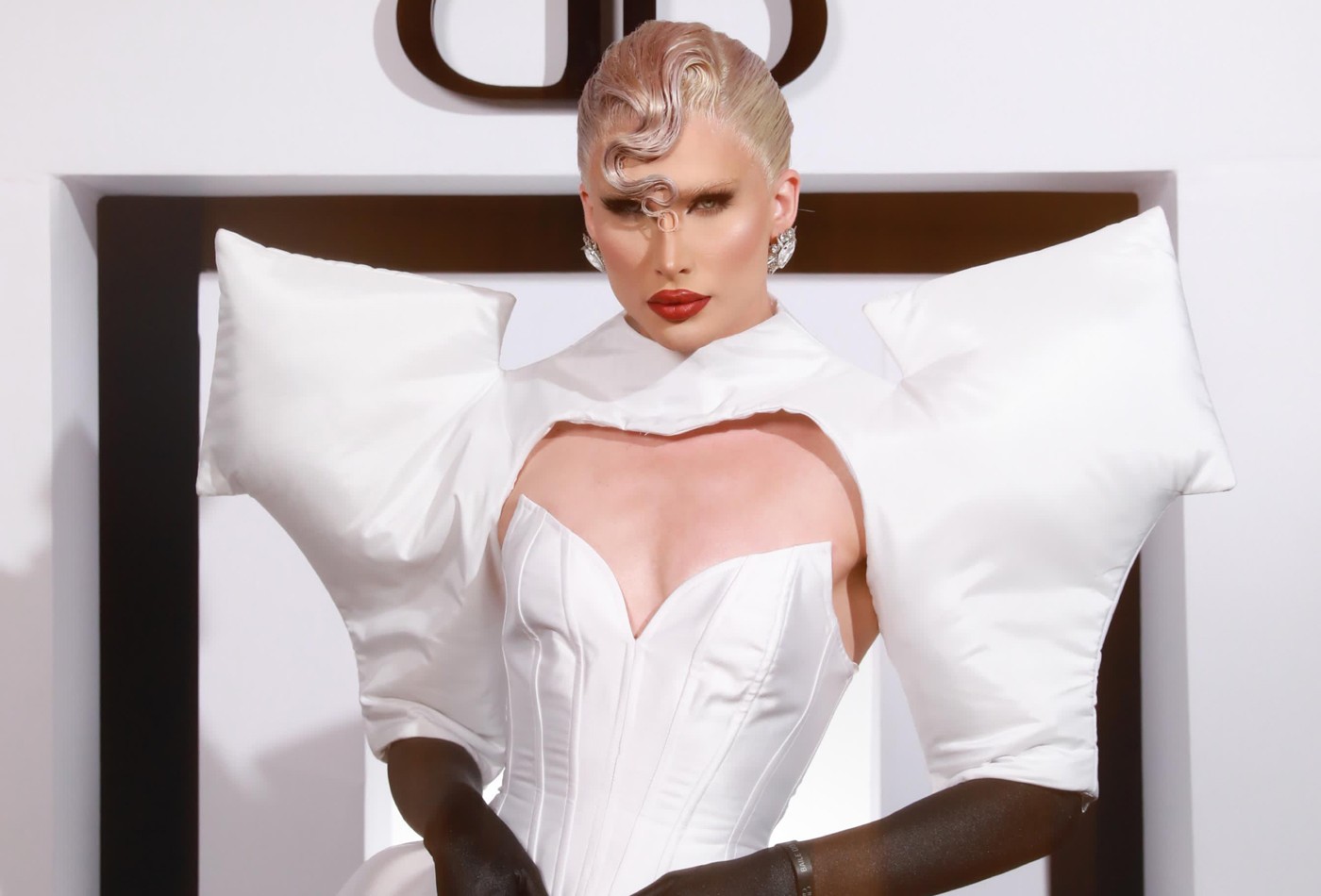 Com look avaliado em R$ 10 mil, Halessia marca presença no Baile do BB