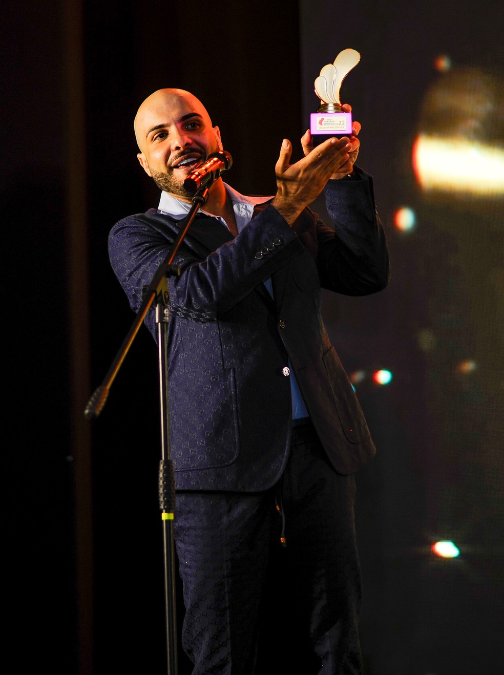 Mahmoud Baydoun recebe prêmio de Melhor Influenciador — Foto: Eduardo Martins/AgNews