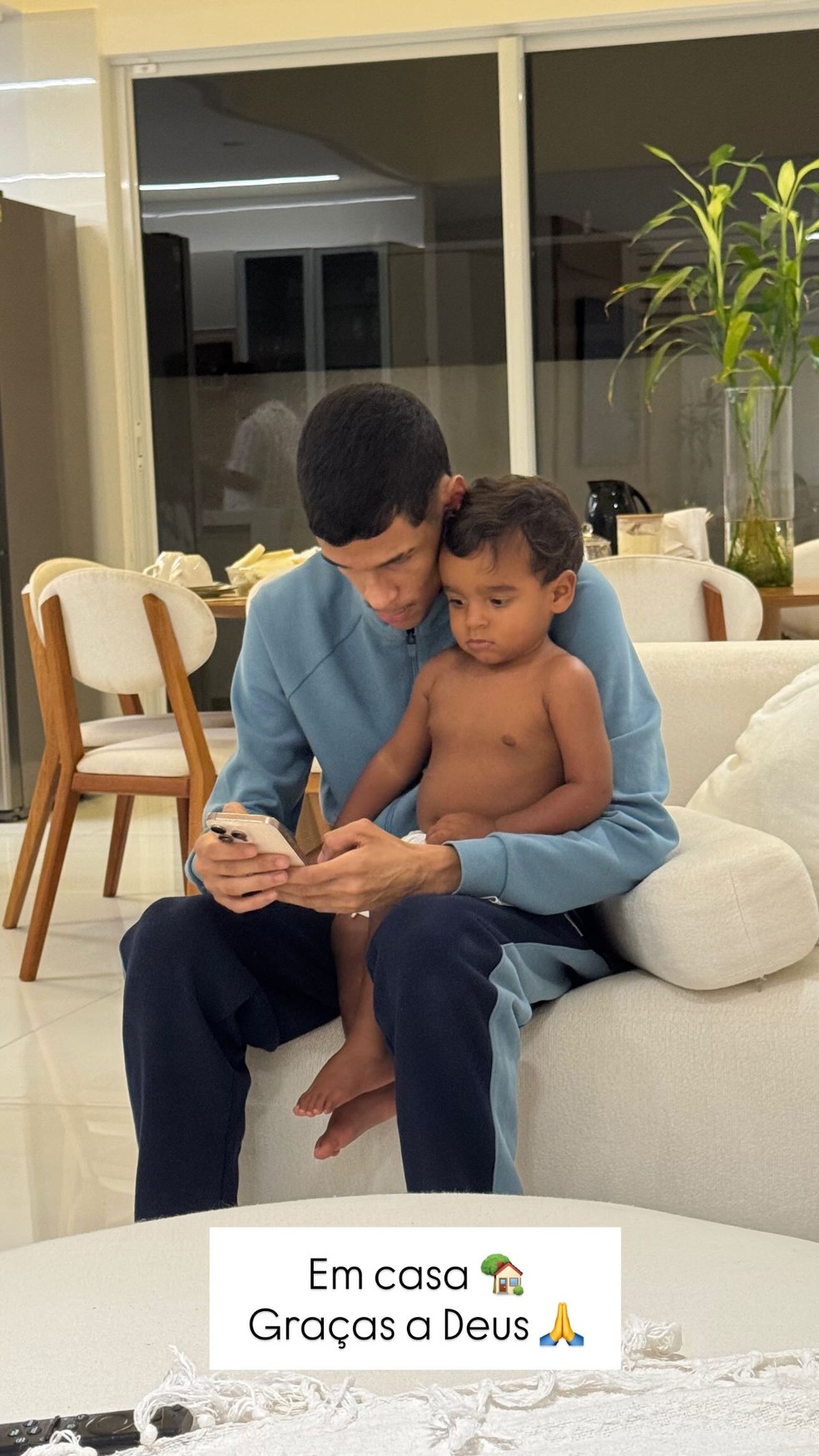 Luva de Pedreiro com o filho após receber alta hospitalar — Foto: Reprodução/Instagram