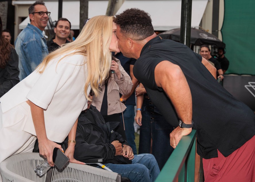 Ronaldo ganha beijo de boa sorte de Celina Locks em partida de