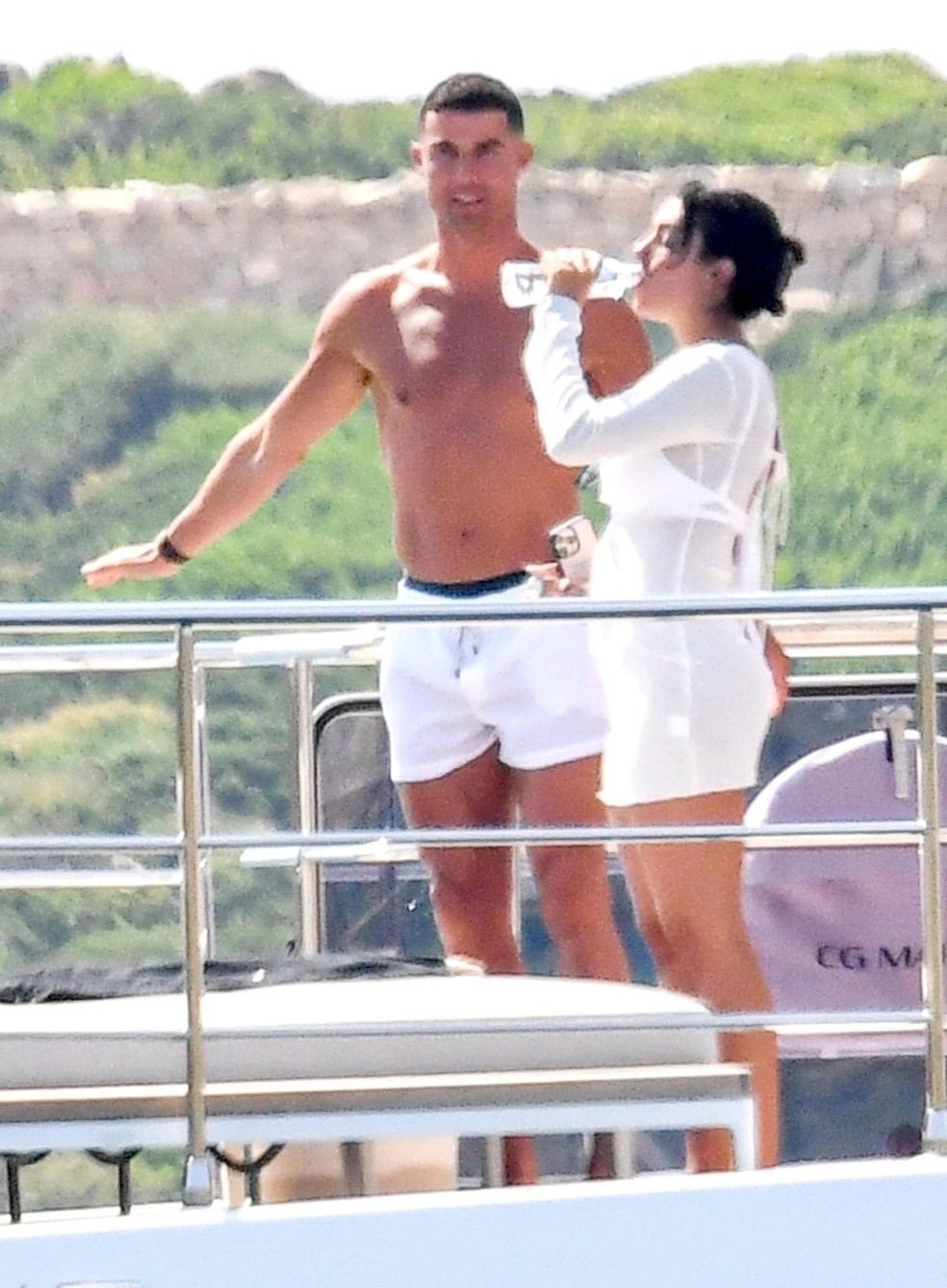 Cristiano Ronaldo e Georgina Rodriguez combinam look branco em iate