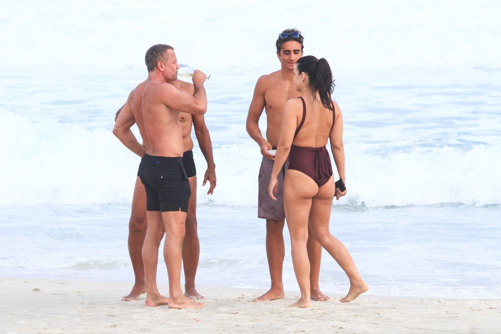 Malvino Salvador curtiu praia em família com Kyra Gracie — Foto: Fabrício Pioyani/Agnews