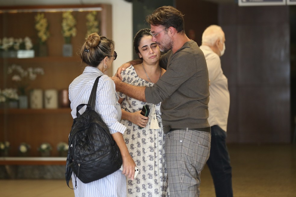 Fernanda Passos, mulher de Erasmo Carlos, chega ao enterro do marido — Foto: Roberto Filho/Brazil News