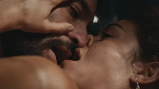 Humberto Carrão comenta cenas de sexo com Sophie Charlotte: "A gente se respeita"