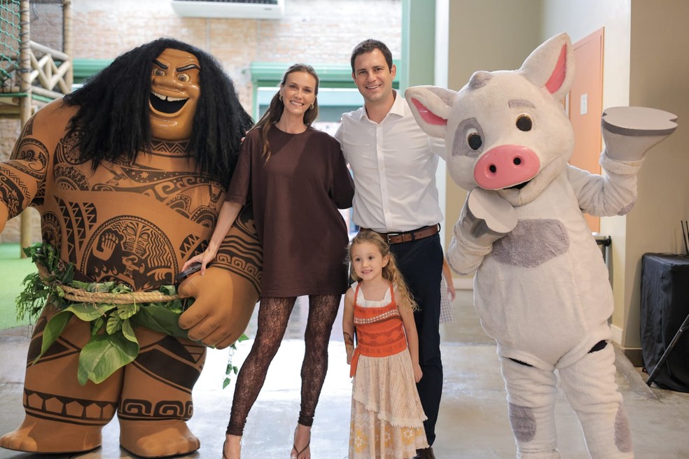 Renata Kuerten e o marido, o advogado Beto Senna, no aniversário da filha, Lorena — Foto: Letícia Reis