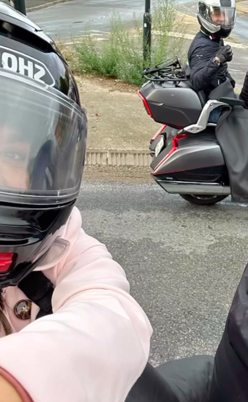 Thais Fersoza e Michel Teló posam em cima da moto, em Paris — Foto: Reprodução/ Instagram