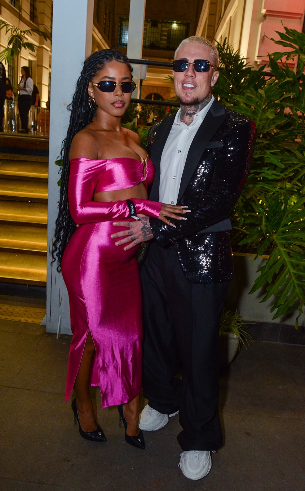 Famosos usam looks grifados em evento em São Paulo