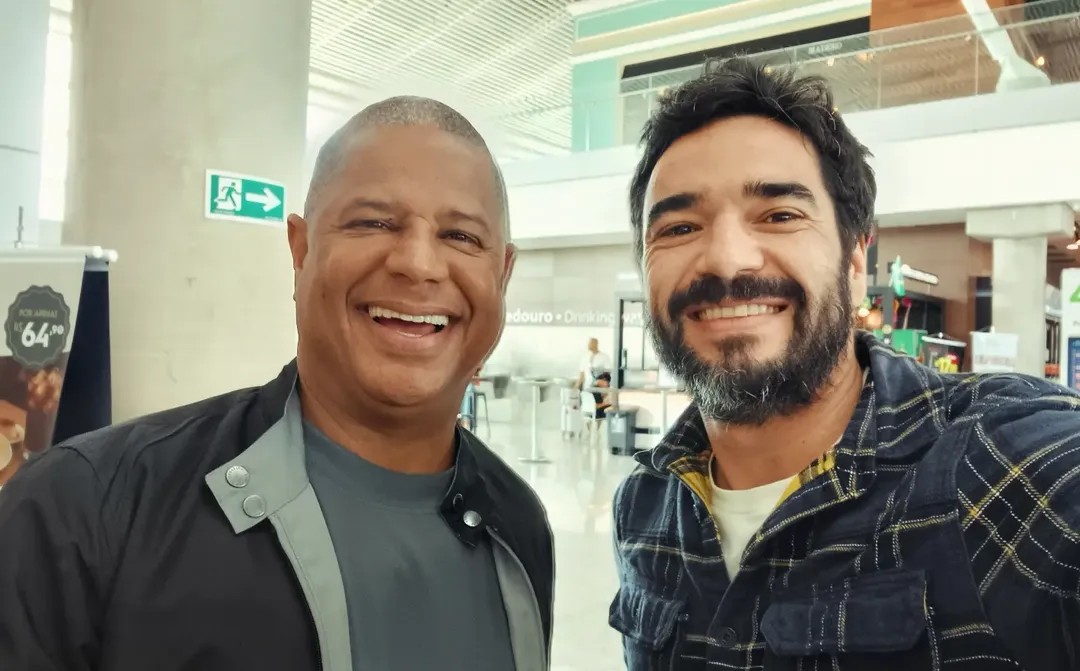 Caio Blat faz selfie com Marcelinho Carioca: 'Meu maior ídolo no futebol'