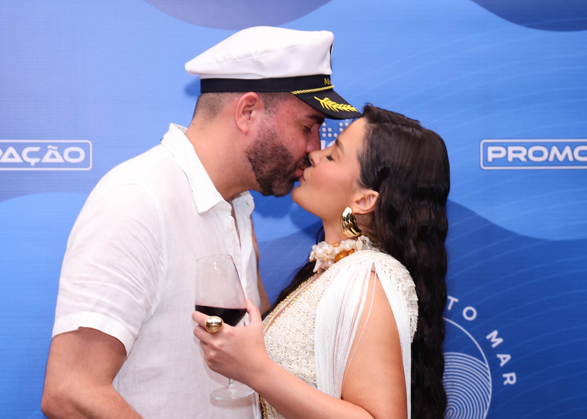 Ao lado da irmã, Maiara, Maraisa atende fãs em cruzeiro e dá um beijão no noivo, Fernando