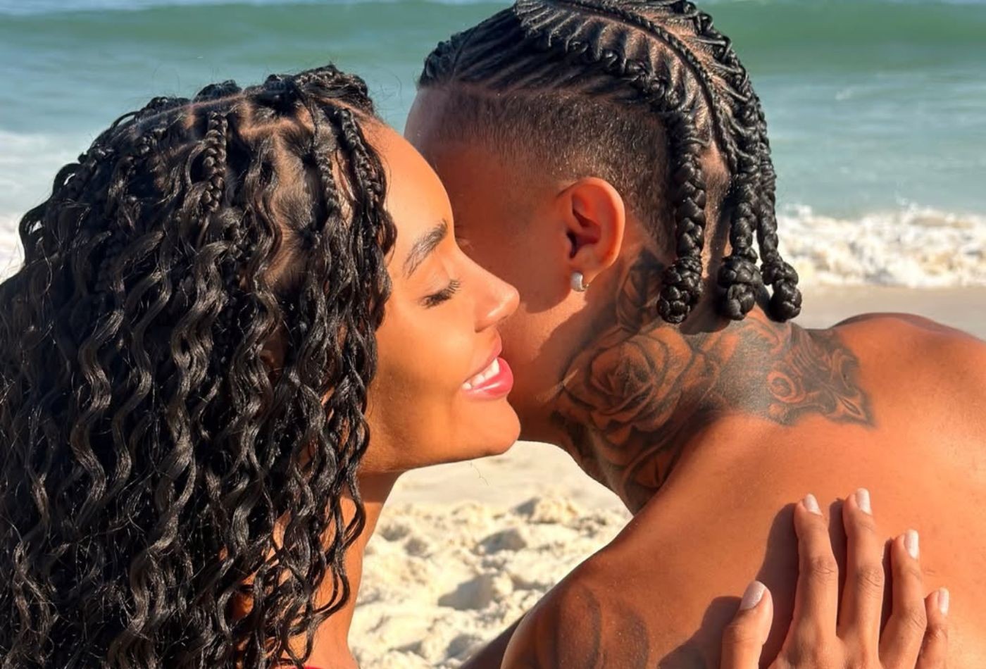 Irmã de Gracyanne Barbosa curte dia de praia ao lado do namorado, jogador do Camaçari: 'Arriadin por tu'