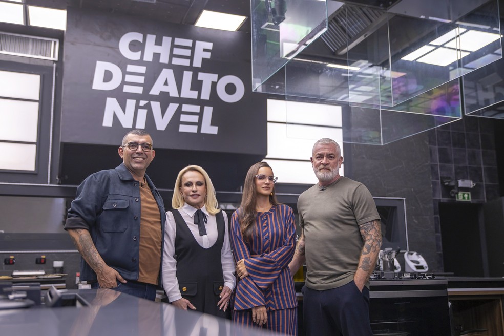 Jefferson Rueda, Ana Maria Braga, Renata Vanzetto e Alex Atala nas gravações do reality 'Chef de Alto Nível' — Foto: Beto Roma/TV Globo