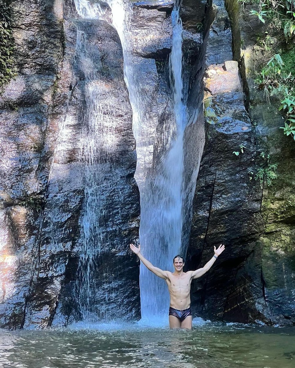 Mateus Solano toma banho de cachoeira com a esposa