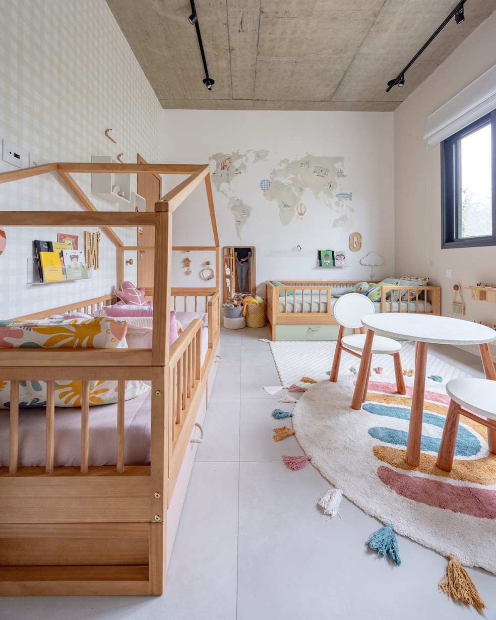Juliano Cazarré e esposa mostram quarto de dois dos seis filhos — Foto: @interiordafoto