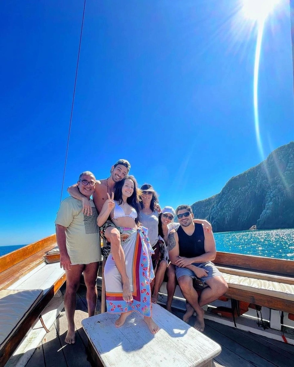 Larissa Manoela e família de André Frambach — Foto: Reprodução: Instagram