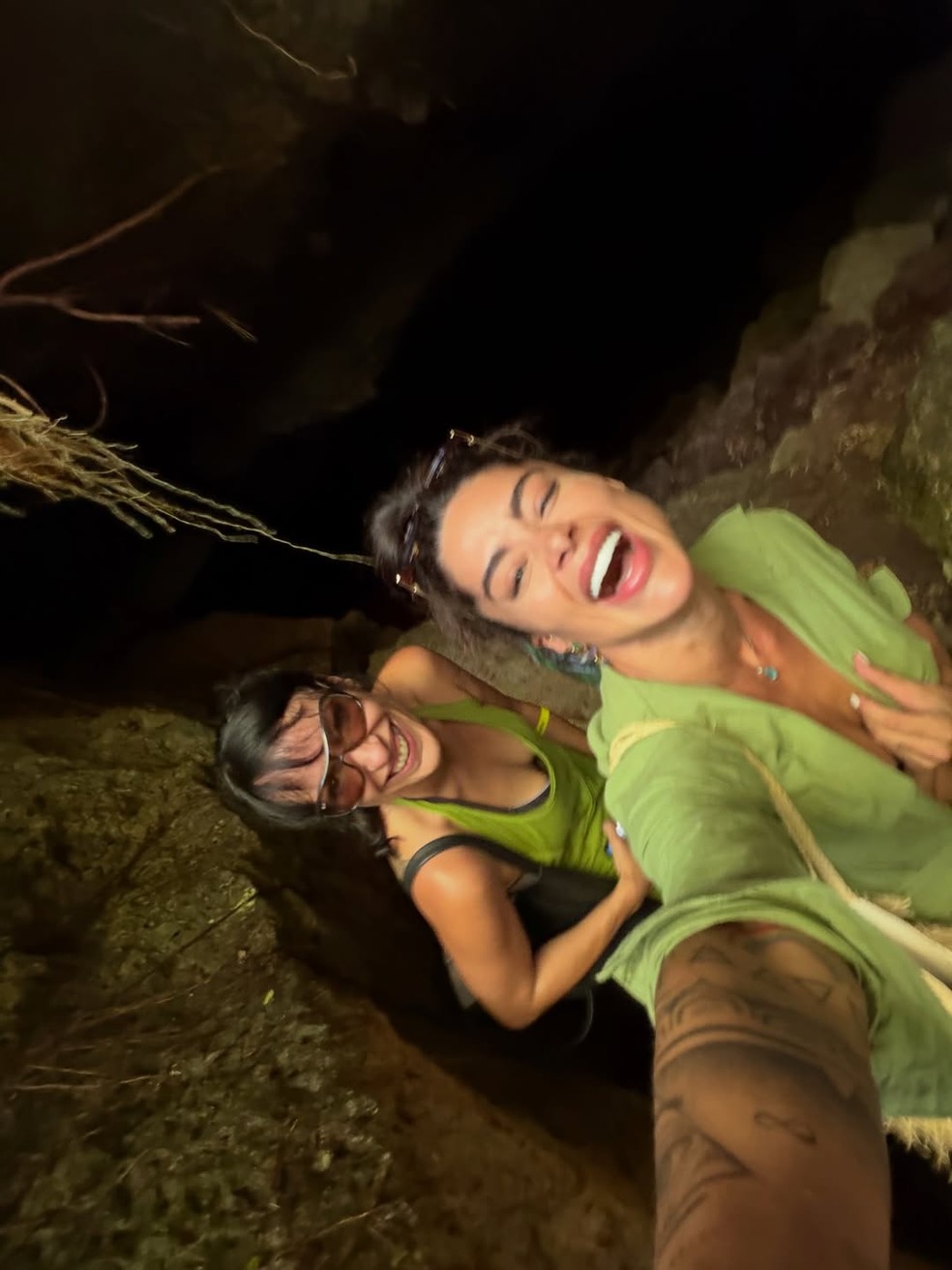 Aline Campos fez trilha para conhecer caverna na República Dominicana — Foto: Reprodução/Instagram