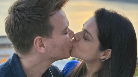 Michel Teló e Thais Fersoza dão beijo apaixonado na Itália