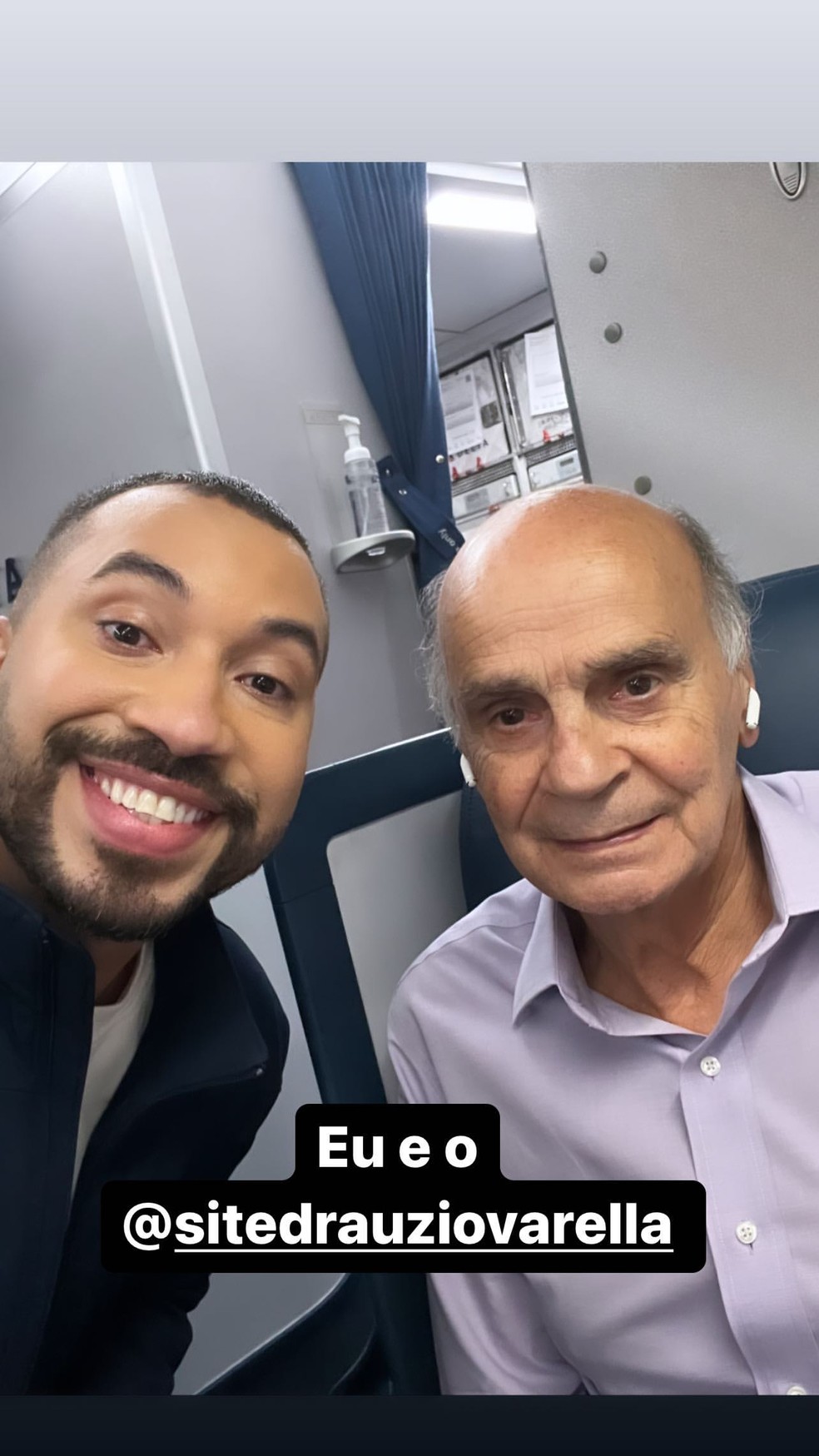 Gil do Vigor tietou o Dr. Drauzio Varella no avião — Foto: Reprodução / Instagram