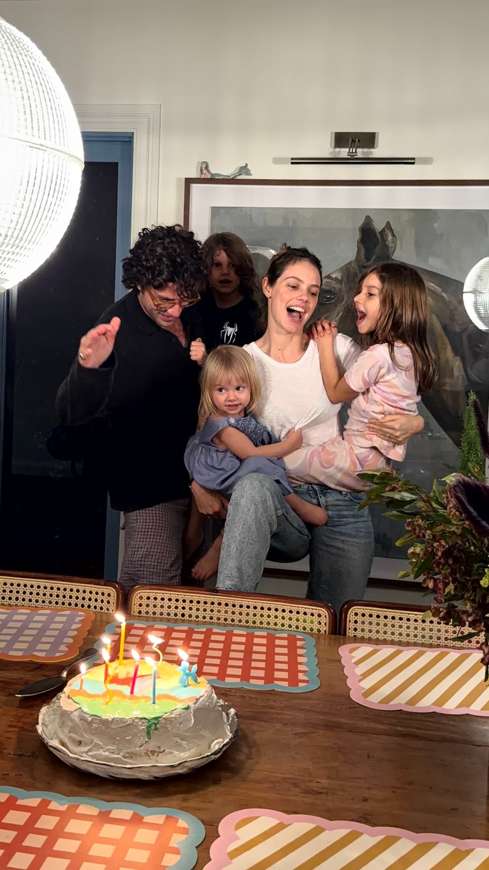 Laura Neiva faz 33 anos e comemora em festinha com a família — Foto: Reprodução/Instagram