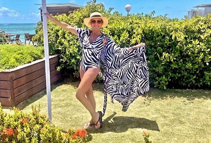 Helô Pinheiro arrasa de maiô de animal print em viagem a Alagoas