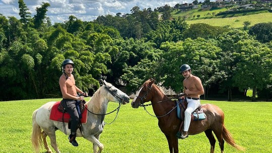 Jesuíta Barbosa faz passeio a cavalo com o namorado em hotel