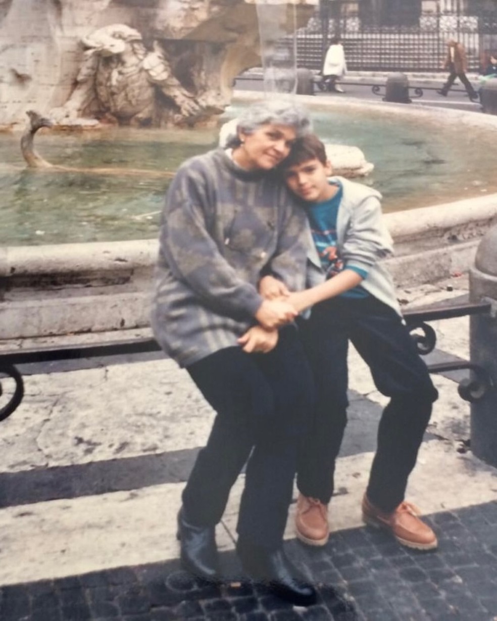 Tadeu Schmidt se despede da mãe e é consolado: 'Dificuldade pra aceitar que nunca mais vou te ver' — Foto: Reprodução/Instagram