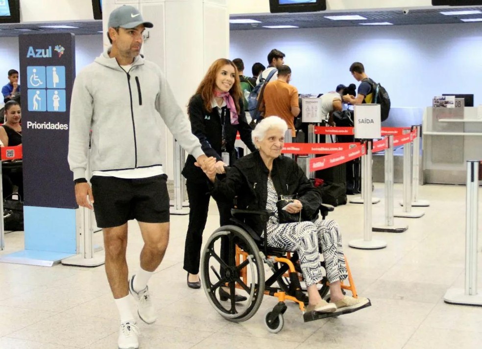 Tadeu Schmidt leva a mãe para embarcar em aeroporto no Rio; fotos