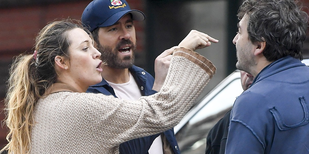 Ryan Reynolds e Blake Lively batem boca com paparazzo em Nova York