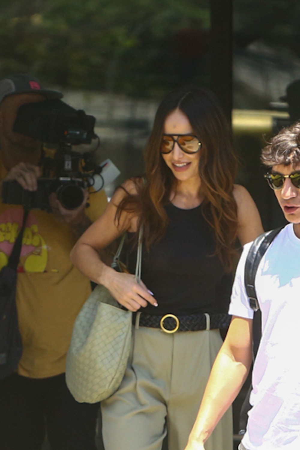 Sabrina Sato desembarca com bolsa de R$ 26 mil e cercada por equipe de ...
