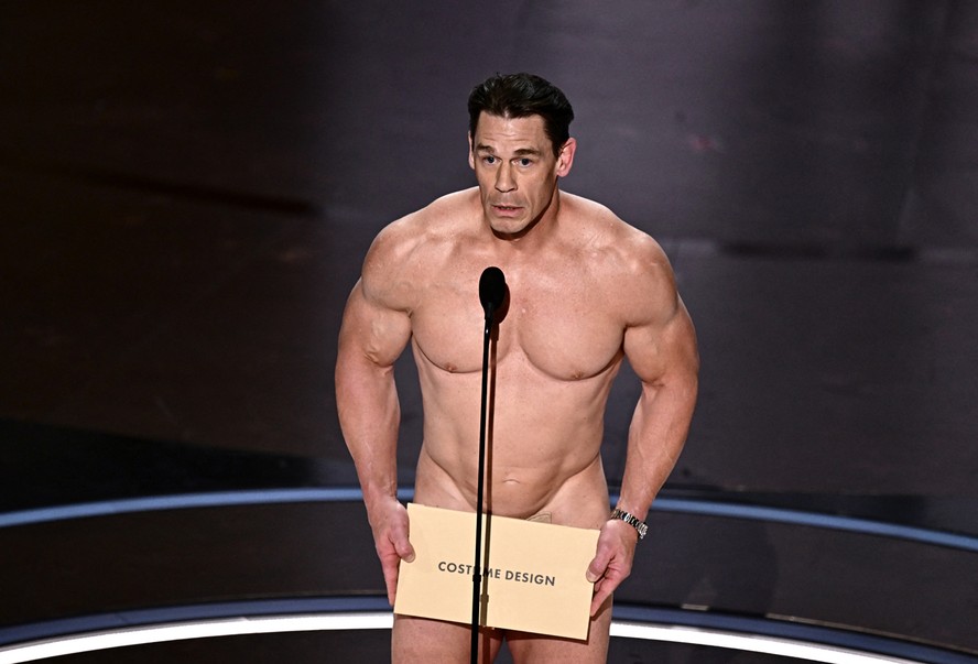 John Cena surge pelado no palco para entregar prêmio no Oscar 2024; veja