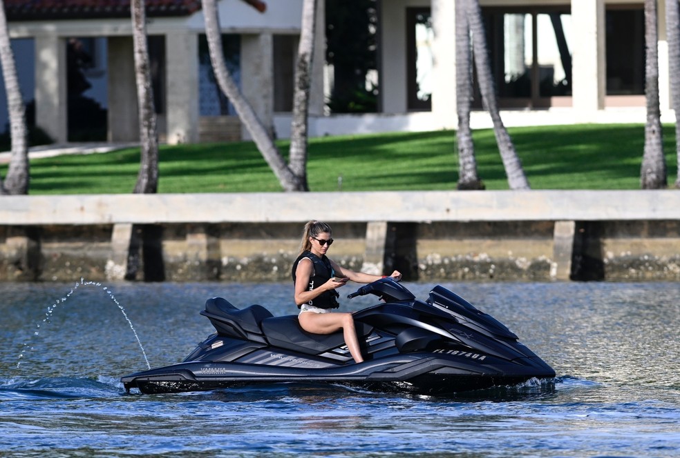 Ap&oacute;s viralizar com barriga negativa, Gisele B&uuml;ndchen chama aten&ccedil;&atilde;o pelas pernas em passeio de jet ski &mdash; Foto: The Grosby Group