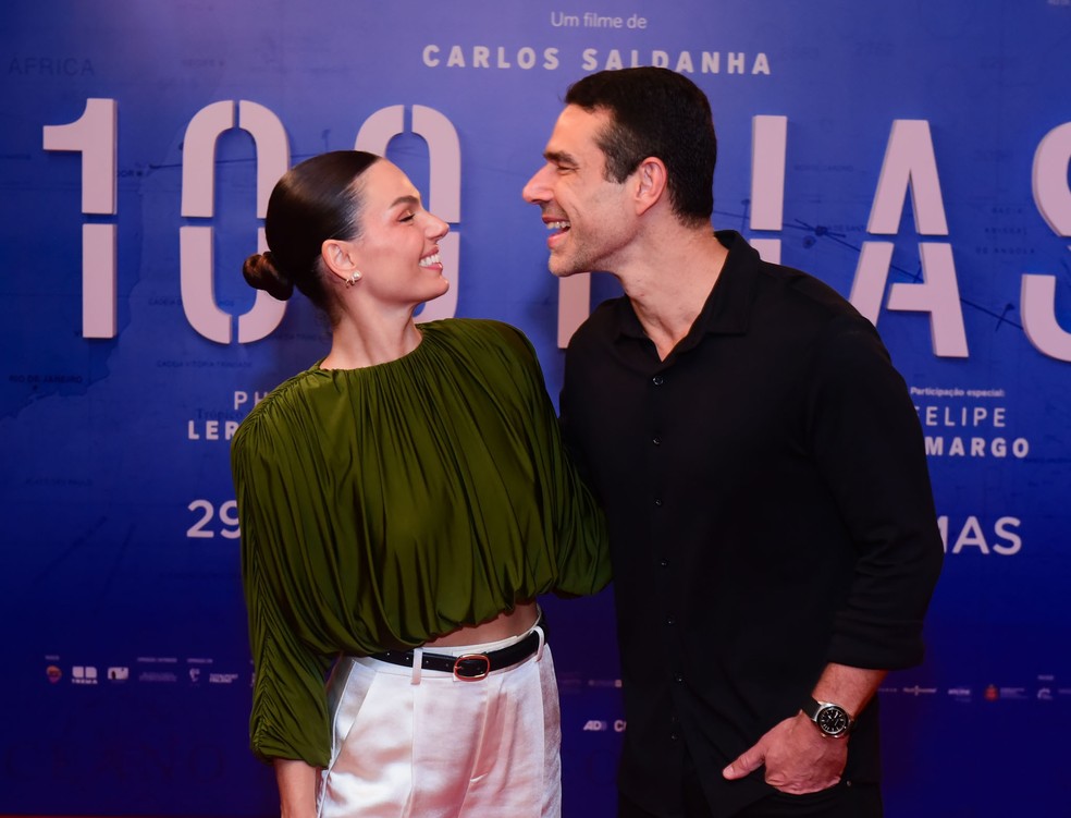 Isis Valverde e Marcus Buaiz trocam beijos na pré-estreia de '100 Dias', no Festival do Rio — Foto: Webert Belicio/AgNews