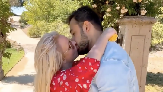 Britney Spears afasta rumores de crise no casamento com beijões no marido em vídeo