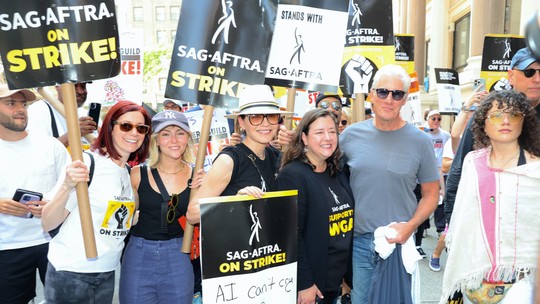Richard Gere protesta em Nova York em apoio a greve dos atores e roteiristas 