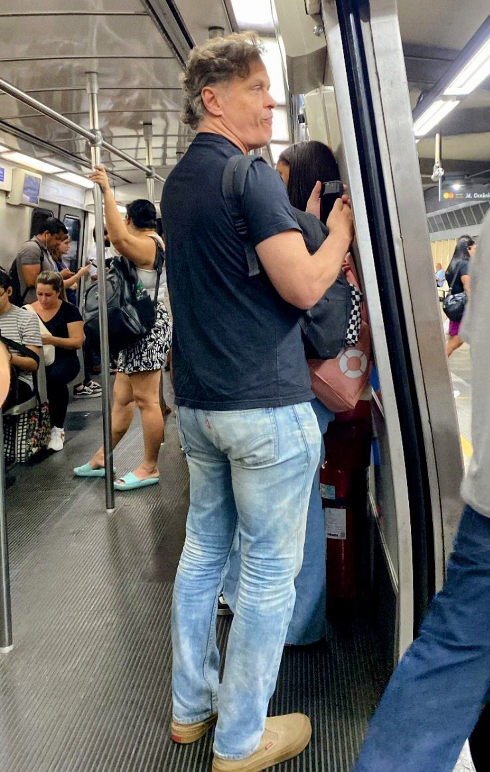 Guilherme Fontes é fotografado no transporte público carioca