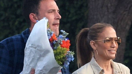 Ben Affleck é visto sem aliança após reencontrar Jennifer Lopez e levar buquê de flores; fotos