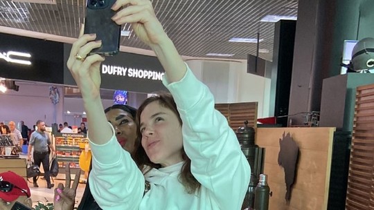Alice Wegmann encontra Inês Brasil em aeroporto e pede selfies