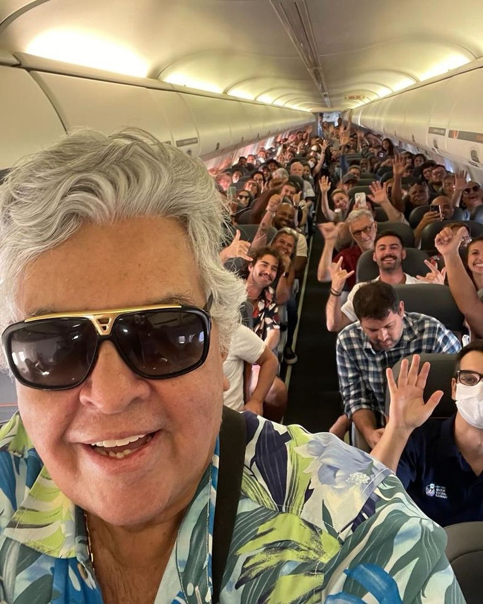 Sidney Magal recebe carinho dos fãs em voo — Foto: Reprodução