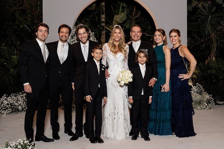 Gilberto Zaborowsky se casa com Pamella Moura e reúne os seis filhos e o enteado em cerimônia