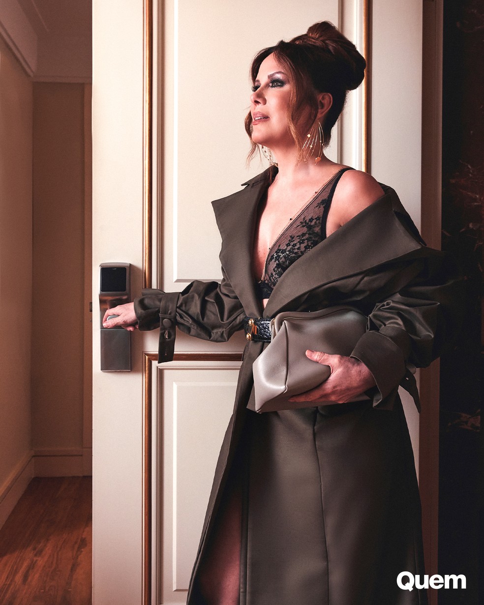 Regina Volpato usa trench coat e cinto Francesca, sutiã Intimissimi, brincos Carlos Penna e bolsa Bulgari — Foto: Mucio Ricardo (@mucioricardo)