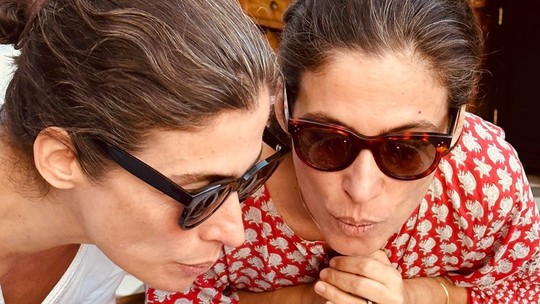 Renata Vasconcellos e irmã gêmea comemoram 51 anos; veja quem é quem