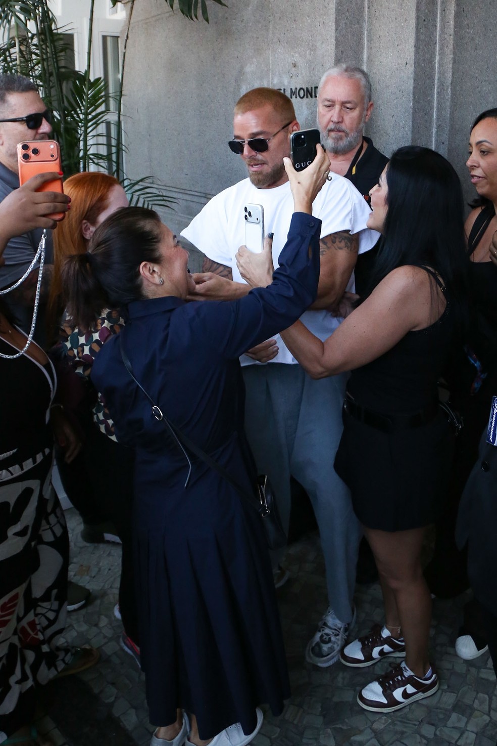 Ricky Martin é abordado por fãs na porta do Copacabana Palace — Foto: Dilson Silva/AgNews