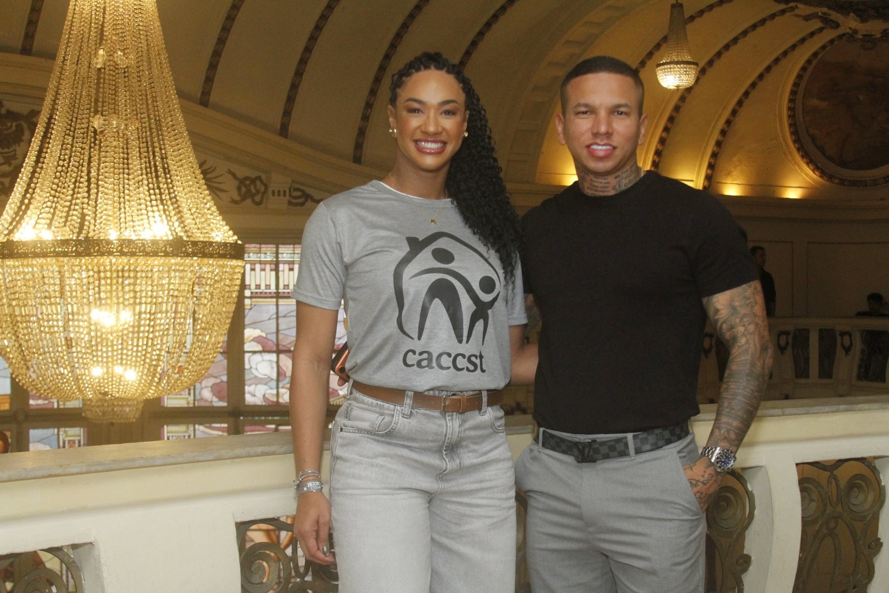 Ex-BBB Aline Patriarca vai a desfile ao lado do ex-jogador Léo Fontes, seu atual namorado