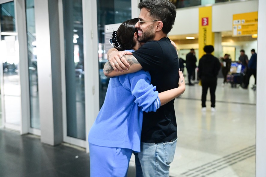 Key Alves troca beijos apaixonados ao reencontrar namorado no Brasil; fotos