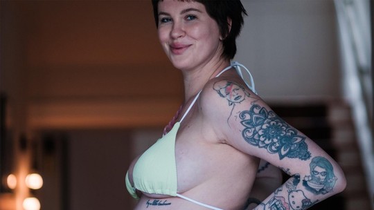 Ireland Baldwin mostra barrigão de 6 meses de gravidez e famosos vibram