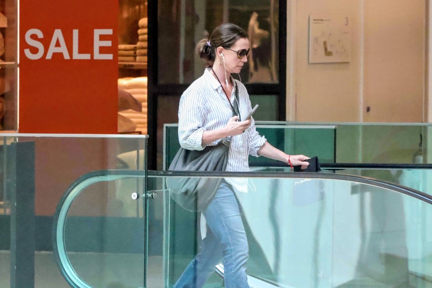 Vanessa Lóes é fotografada em shopping carioca