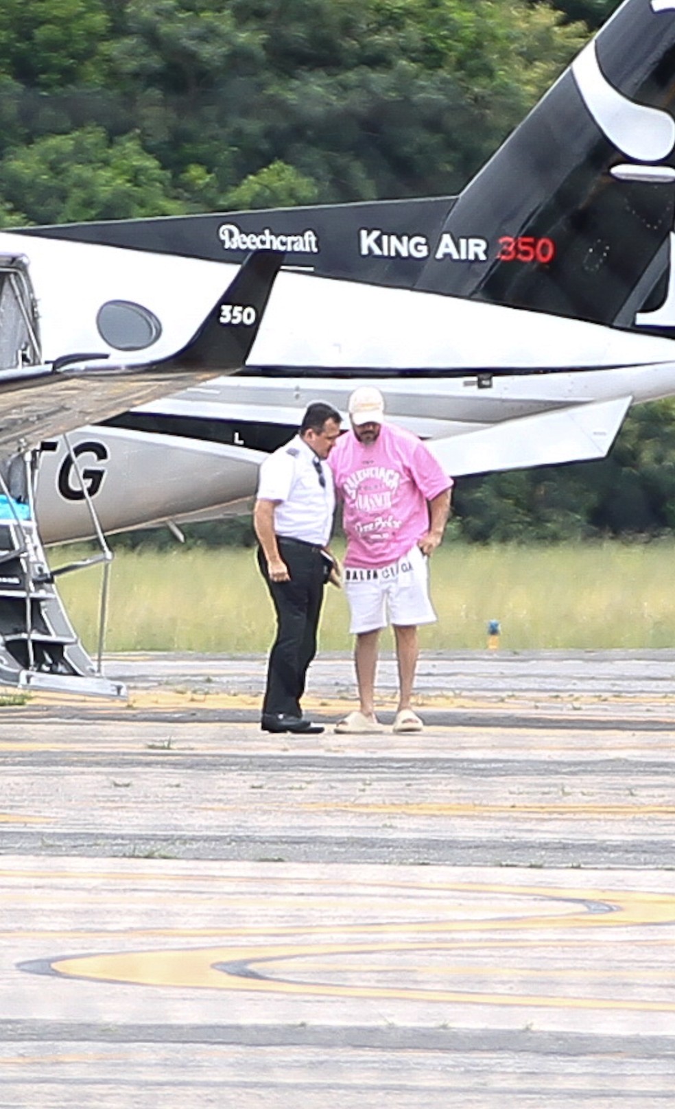 Belo desembarcou com Ray Figliuzzi de jatinho — Foto: Agnews